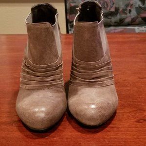 Vince Camuto taupe leather booties, pleats SZ 7
